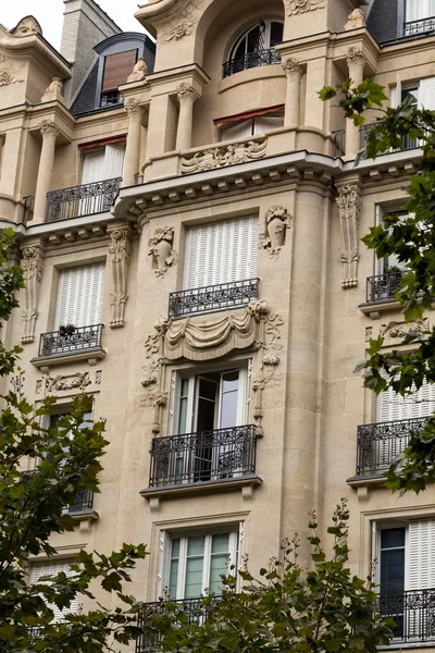 Fachada de casa típica com varanda em Paris, França — Fotografia de Stock