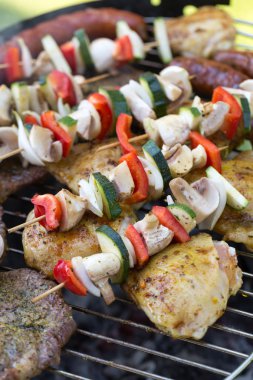 Barbekü ile lezzetli ızgara et ve sebze ızgara