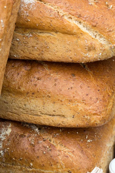 Zbliżenie bochenków chleba, tradycyjnie pieczone. — Zdjęcie stockowe