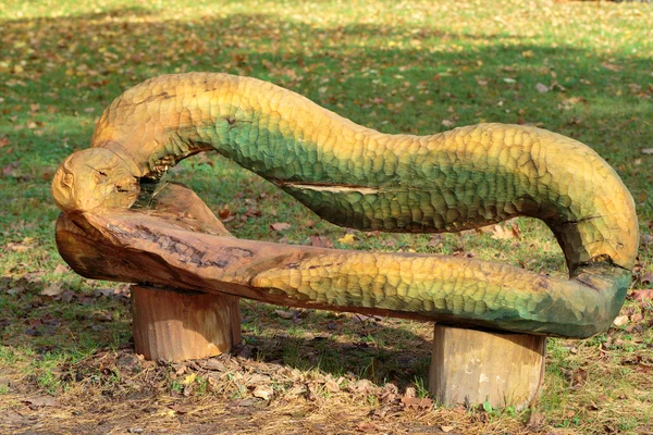 Die Bank im Park mit dem Rücken in Form einer Schlange — Stockfoto