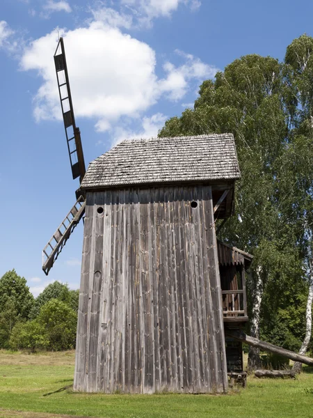 Gammal trä väderkvarn på bakgrund av blå himmel — Stockfoto