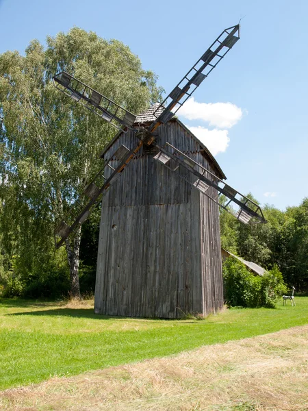 Antiguo molino de viento de madera en el fondo del cielo azul —  Fotos de Stock