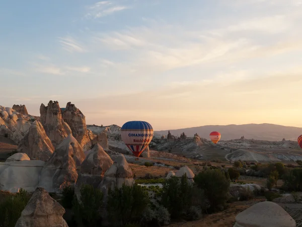 Capadocia, Turquía.La mayor atracción turística de Capadocia, el vuelo con el globo al amanecer —  Fotos de Stock