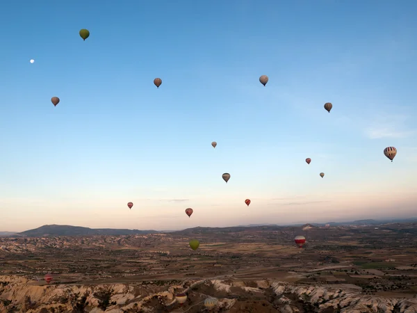 Kappadokien, Turkiet.Den största turistattraktionen i Kappadokien, flygningen med ballongen vid soluppgången — Stockfoto