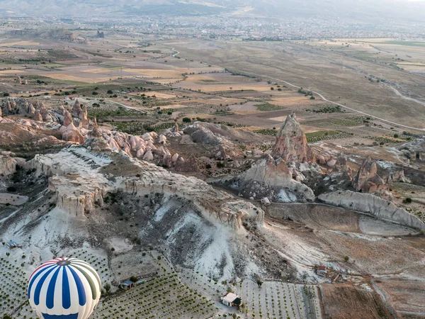 Cappadocia, Turkey.The greatest tourist attraction of Cappadocia , the flight with the balloon at sunrise — Stock Photo, Image