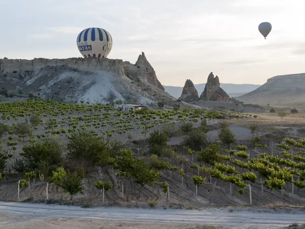 Capadócia, Turquia.A maior atração turística da Capadócia, o voo com o balão ao nascer do sol — Fotografia de Stock