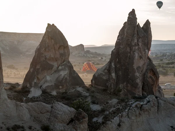Capadocia, Turquía.La mayor atracción turística de Capadocia, el vuelo con el globo al amanecer — Foto de Stock
