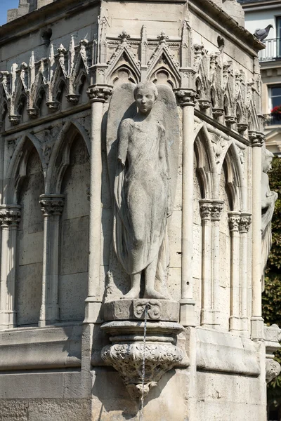 Parigi - Fontana della Vergine in Piazza Jean XXIII vicino al lato est della Cattedrale di Notre Dame — Foto Stock