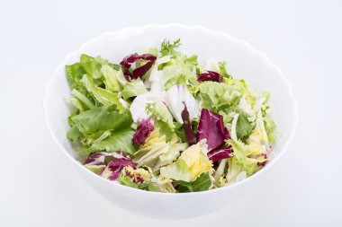 Yeşil ve kırmızı yaprak marul. Beyaz bir arka plan üzerinde izole