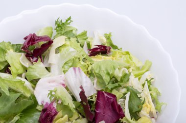 Yeşil ve kırmızı yaprak marul. Beyaz bir arka plan üzerinde izole