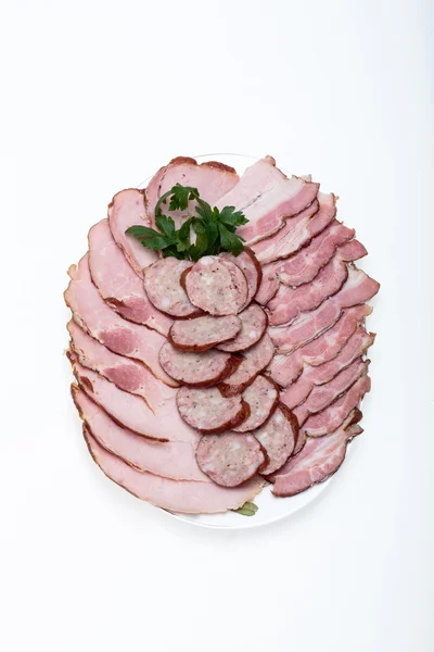 Talerz wędzone mięso na białym tle — Zdjęcie stockowe