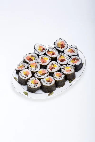 Sushi segar maki gulung terisolasi pada latar belakang putih — Stok Foto