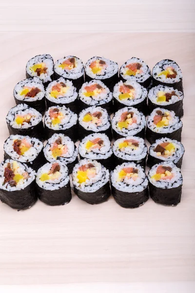 Sushi segar maki gulung terisolasi di papan kayu — Stok Foto