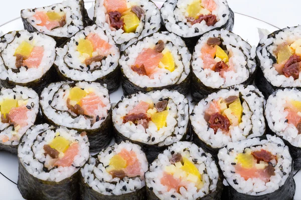 Sushi segar maki gulung terisolasi pada latar belakang putih — Stok Foto