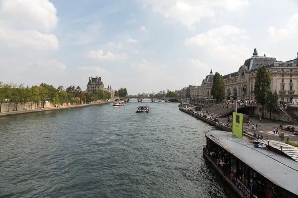 Paris - Sena entre o Louvre e o Museu D 'Orsay — Fotografia de Stock