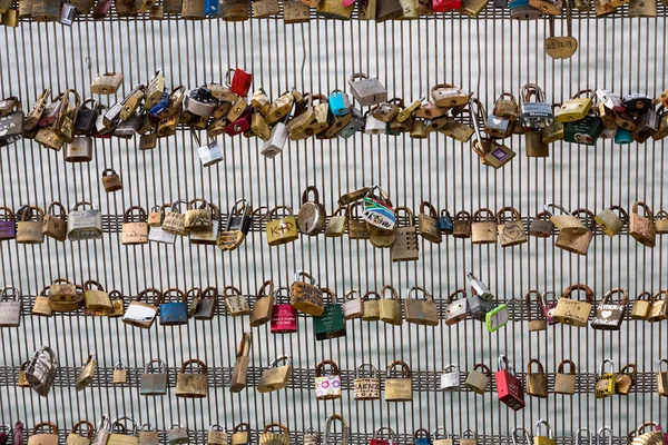 Paris - Love padlocks on the Passerelle Leopold-Sedar-Senghor. — Stock Photo, Image