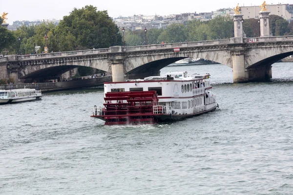 Turul cu barca pe râul Seine din Paris, Franța — Fotografie, imagine de stoc