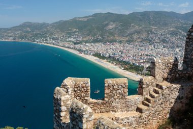 kayalar ve plaj Kleopatra, antalya, Türkiye üzerine kurulu Alanya Kalesi