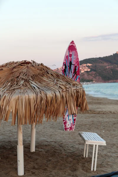 Paraguas de caña en la playa de Cleopatra.Alanya, Turquía —  Fotos de Stock