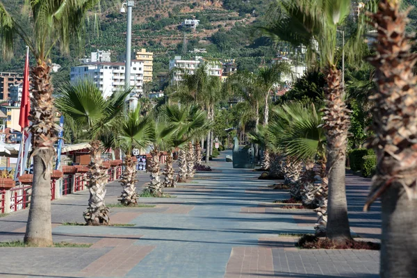 Alanya - Cleopatra beach. Long boardwalk and bike path . Turkey — Stock Photo, Image