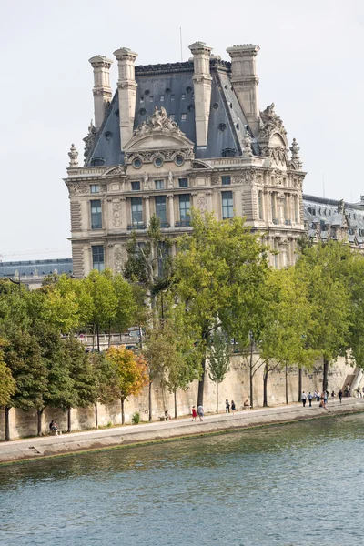 El Louvre y el Sena en París  . —  Fotos de Stock