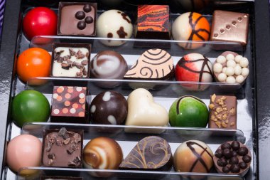 Çeşitli çikolata kümesi pralin ve kahve çekirdekleri