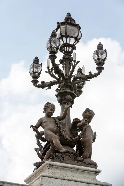 Lanterna stradale sul ponte Alexandre III a Parigi, Francia . — Foto Stock