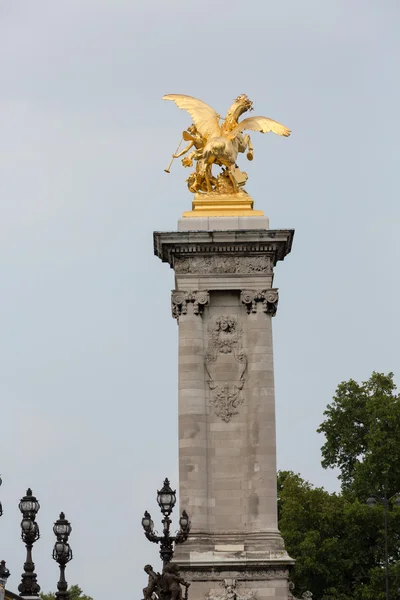 Paris - Estátua de cavalo alado dourado na ponte Alexandre III — Fotografia de Stock