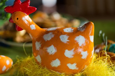 Boyalı tavuk Paskalya dekorasyon olarak noktalı