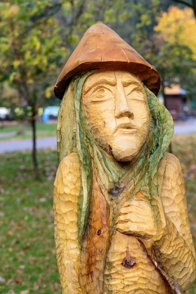 Figuras de madeira parecidas com fadas de contos eslavos primitivos — Fotografia de Stock