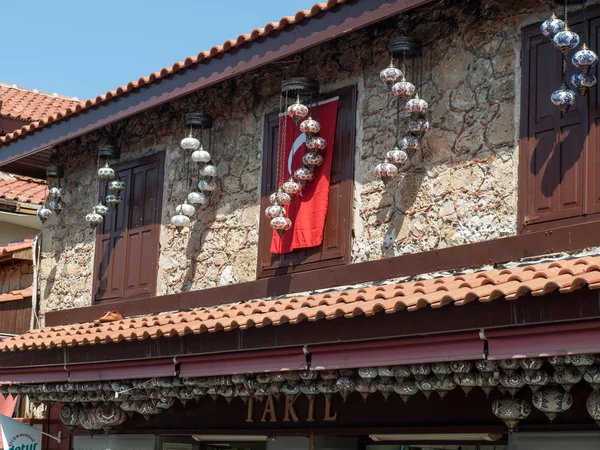 Calle comercial en la ciudad costera. La costa de Anatolia - el destino popular de vacaciones en verano de los ciudadanos europeos . — Foto de Stock