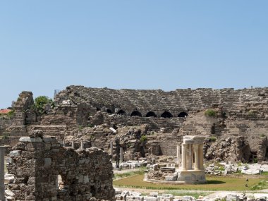 Antik Roma amfi tiyatroda yan kalıntıları. Türkiye