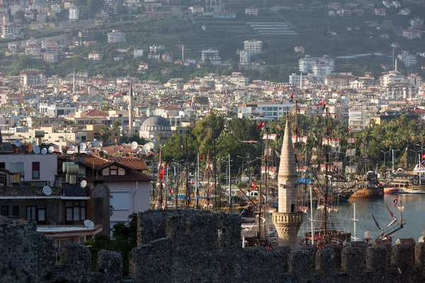 A vista do castelo no antigo porto. Alanya, Turquia — Fotografia de Stock