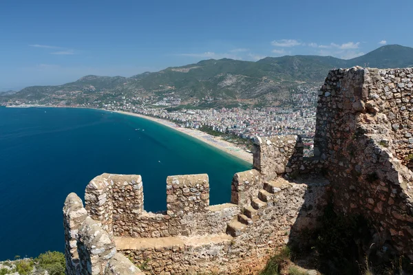 城堡的建造在岩石和克娄巴特拉海滩，安塔利亚，土耳其阿拉尼亚 — 图库照片