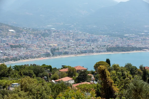 Alanya - plaży aladdin. Alanya jest jednym z najbardziej popularnych nadmorskich kurortów w Turcji — Zdjęcie stockowe