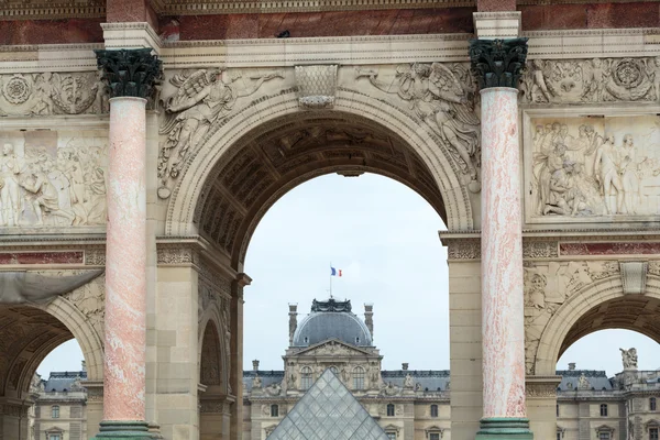 Paris - Arco Triunfal e Pirâmide de Vidro no Louvre . — Fotografia de Stock