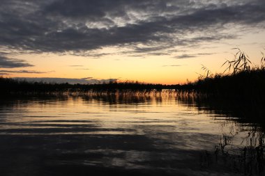 Gölde gün batımı