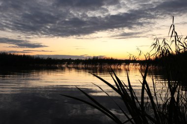 Gölde gün batımı