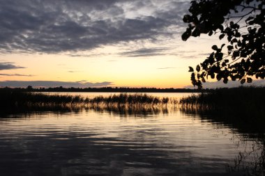 Gölde gün batımı