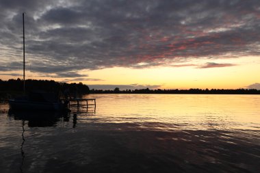 Gölde gün batımı