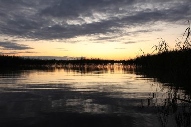 Gölde gün batımı