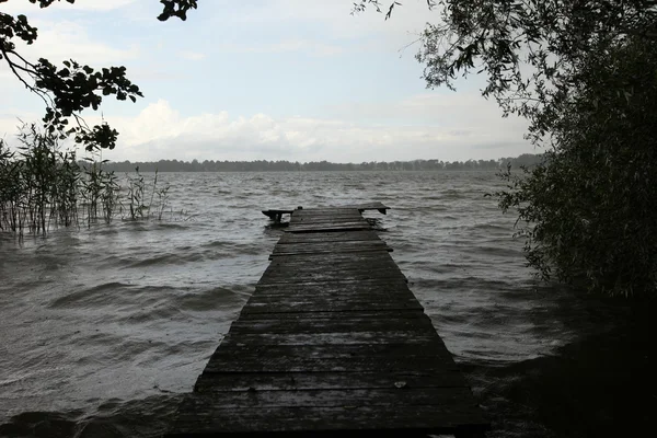 Stare drewniane molo nad jeziorem — Zdjęcie stockowe