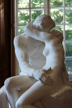 Paris - Müzesi Rodin. Heykel öpücük