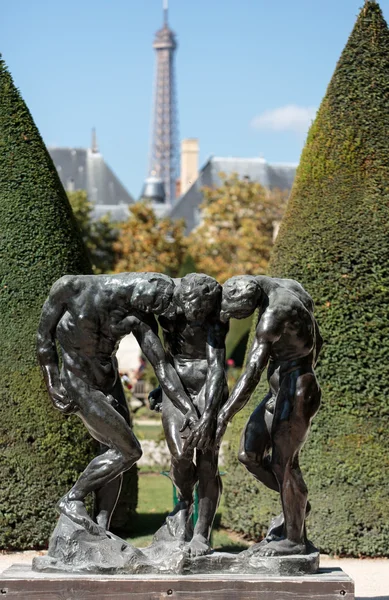 パリのロダン美術館。Dante の神の喜劇でインスピレーションを得た 3 つの色合いの彫刻 — ストック写真