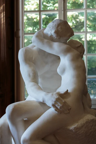 Parijs - Museum Rodin. Sculptuur van de kus — Stockfoto