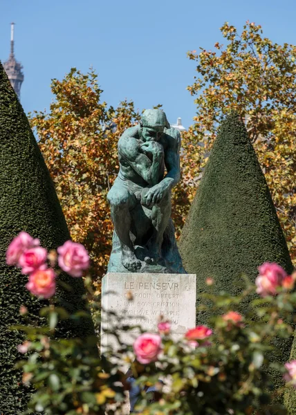 Tänkaren i Rodin Museum i Paris — Stockfoto