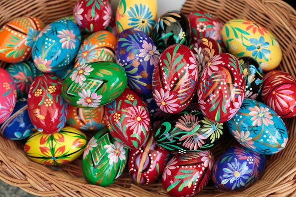 Фон с красочными пасхальными яйцами — стоковое фото