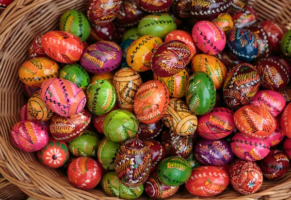Arka plan ile renkli Paskalya yumurtaları — Stok fotoğraf