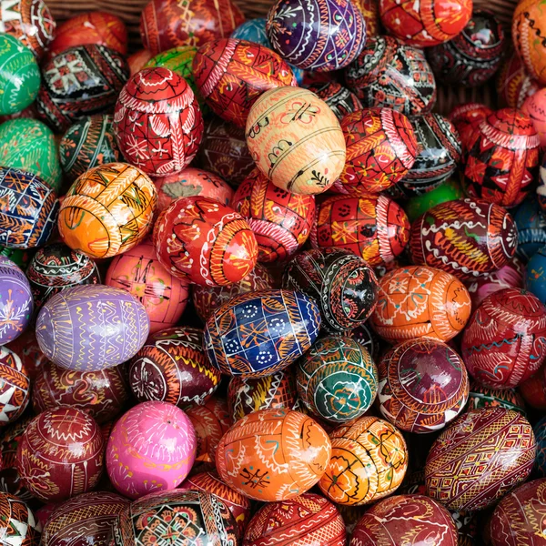 Fondo con coloridos huevos de Pascua — Foto de Stock