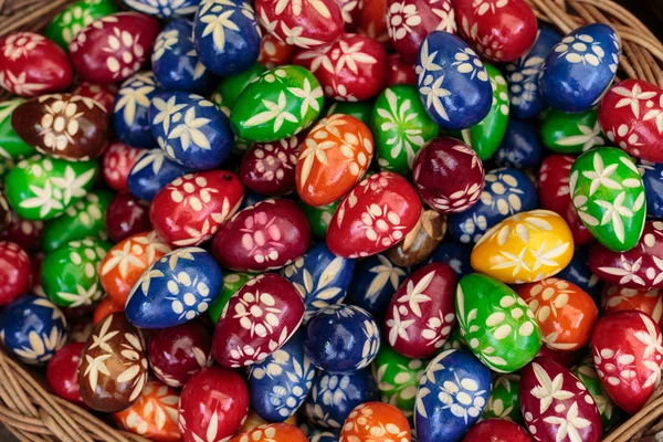 Фон с красочными пасхальными яйцами — стоковое фото